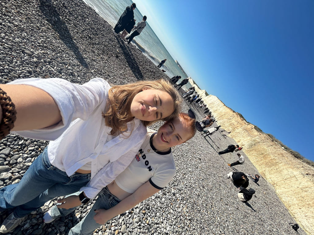 Selfie med venninne på stranda i Brighton