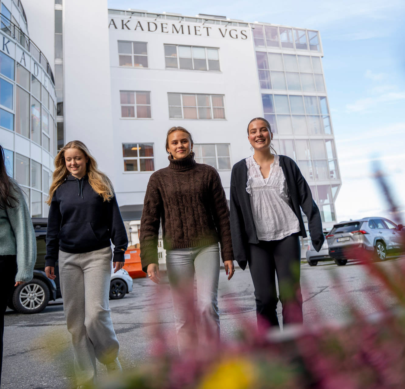 Tre elever går utenfor Akademiet VGS Ålesund.