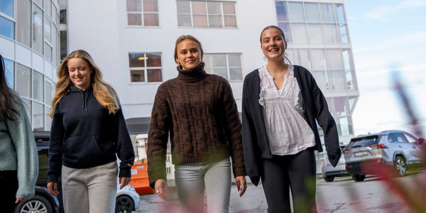 Tre elever går utenfor Akademiet VGS Ålesund.