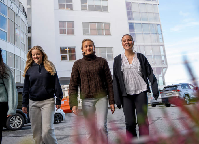 Tre elever går utenfor Akademiet VGS Ålesund.
