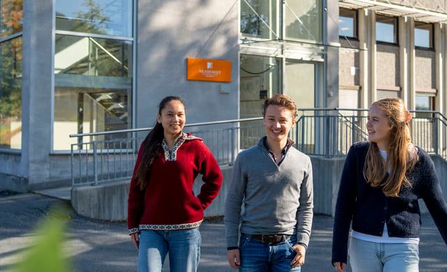 Tre elever går utenfor akademiet kongsberg