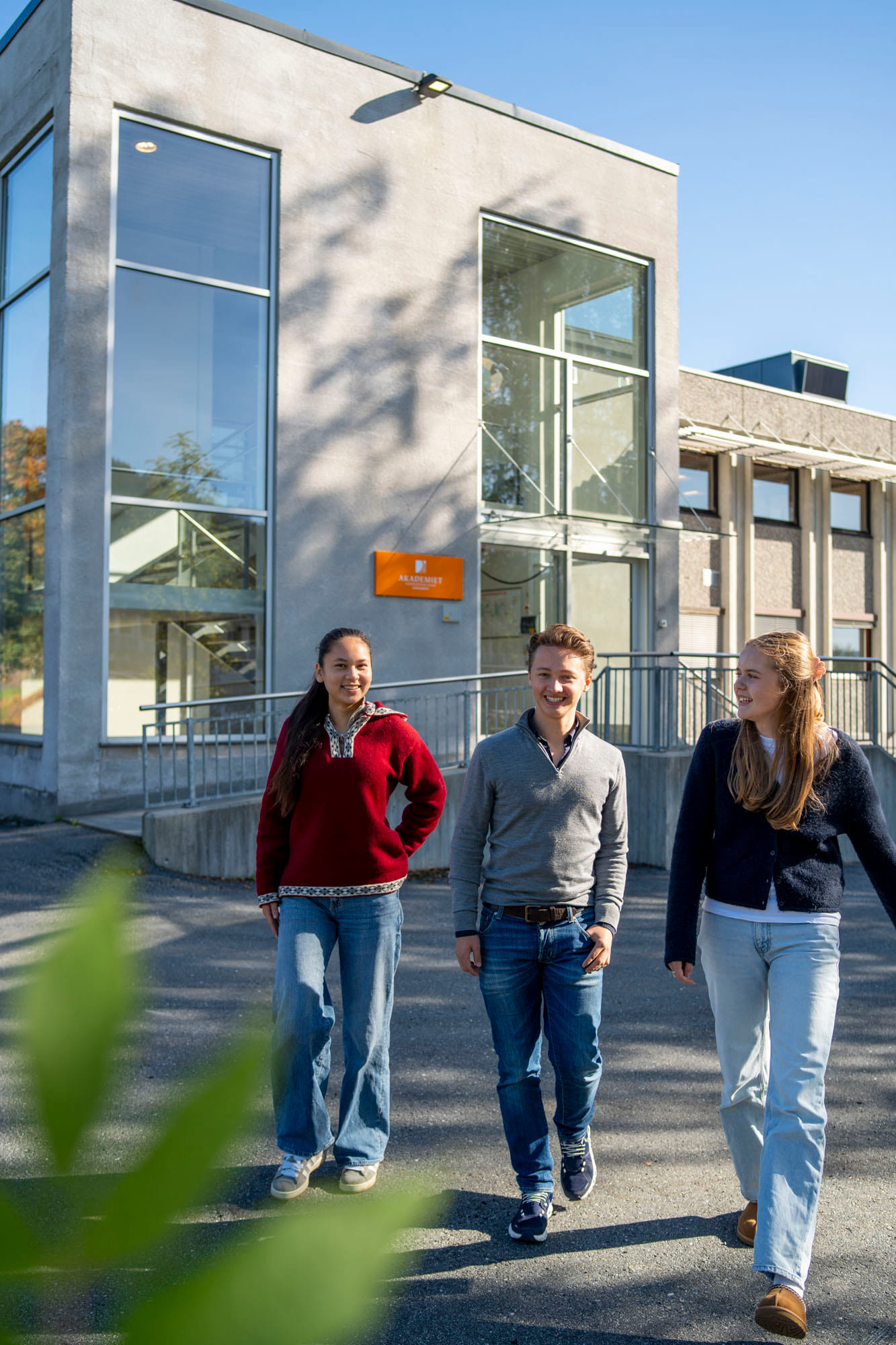 Tre elever går utenfor akademiet kongsberg