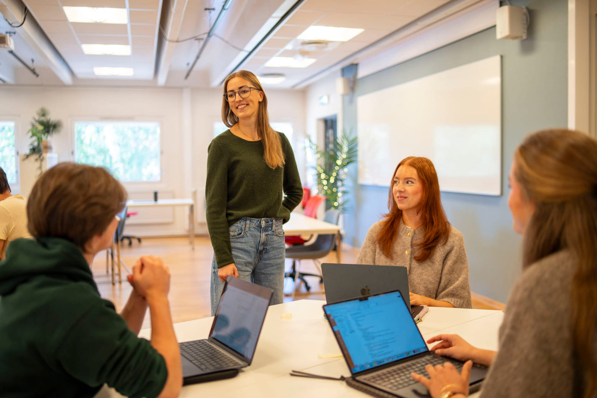 Elever og mentor på Akademiet VGS Kongsberg