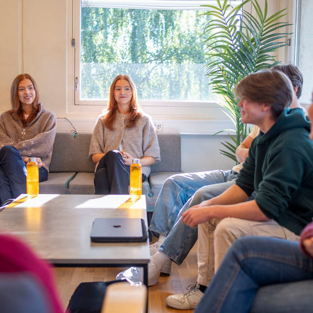 Elever snakker sammen i fellesområdene på Akademiet VGS Kongsberg
