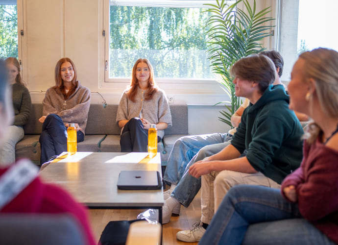 Elever snakker sammen i fellesområdene på Akademiet VGS Kongsberg