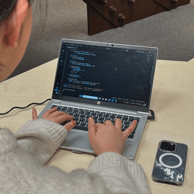 Elev jobber fokusert med koding under hackathon