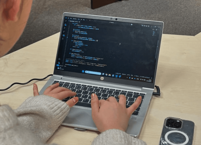 Elev jobber fokusert med koding under hackathon