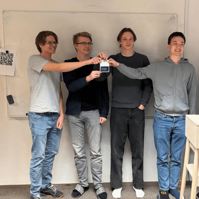 Elevene på tredjeplass poserer under Hackathon