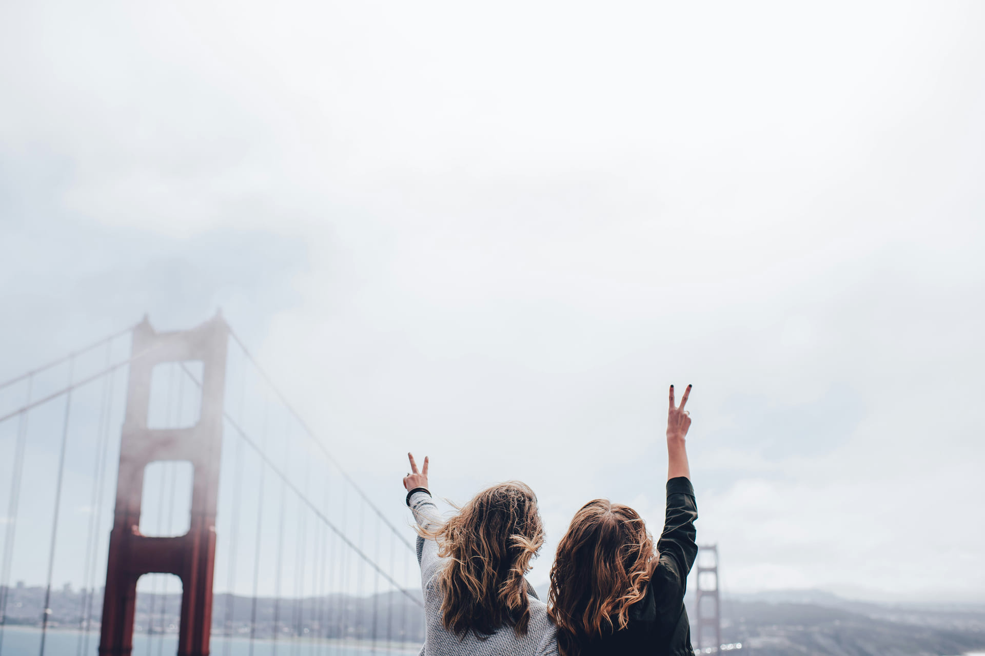 To elever står ved Golden Gate Bridge i USA