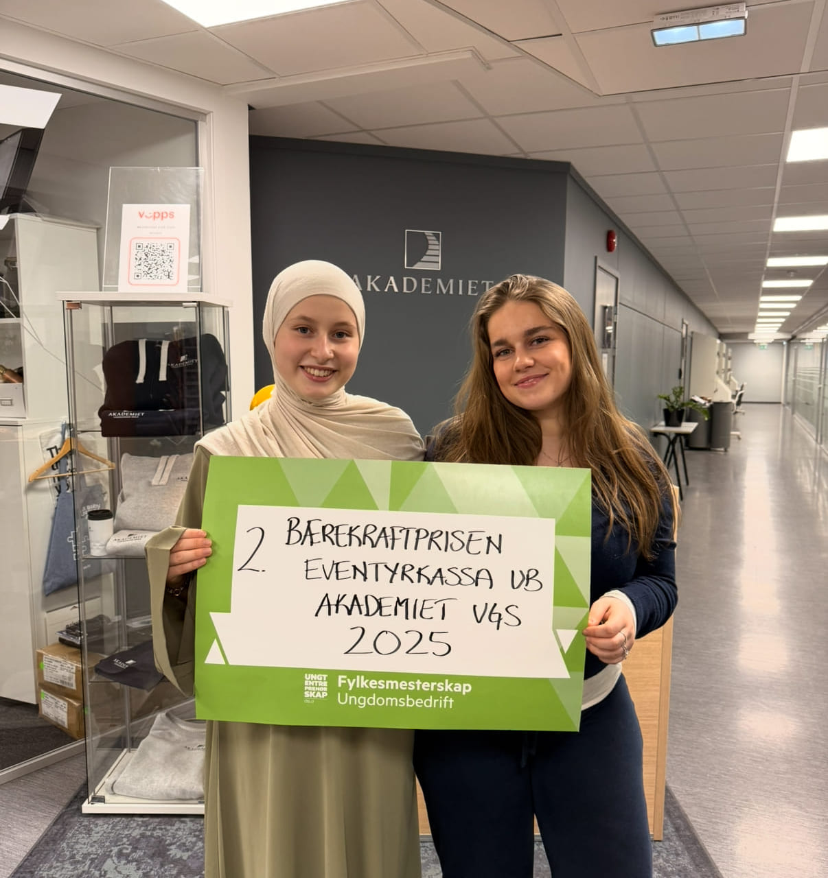 Hanna Baftiari og Lina Halimi med premien fra Ungt Entreprenørskap