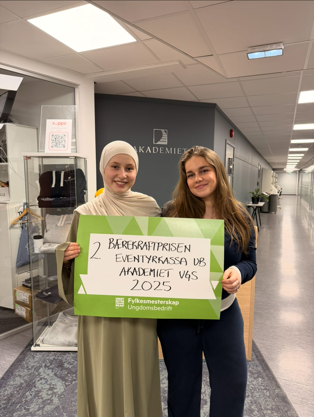 Hanna Baftiari og Lina Halimi med premien fra Ungt Entreprenørskap