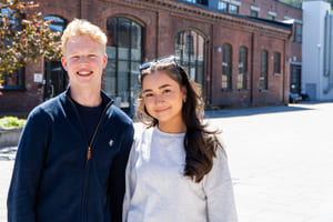 Elever står utenfor Akademiet VGS Drammen på Sundland
