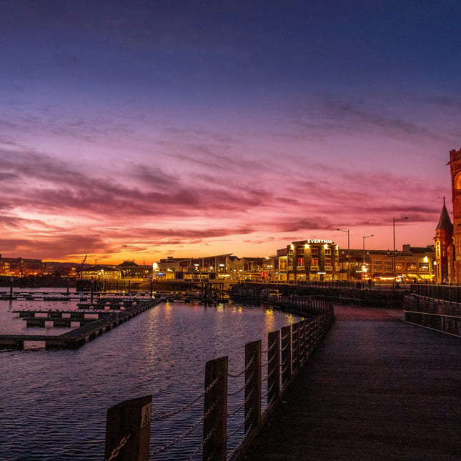 Bybilde i solnedgang fra Wales
