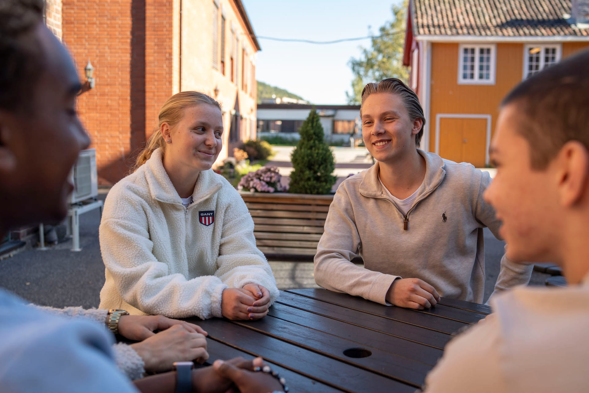 To elever sitter utenfor Akademiet VGS Ypsilon