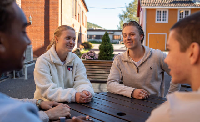 To elever sitter utenfor Akademiet VGS Ypsilon