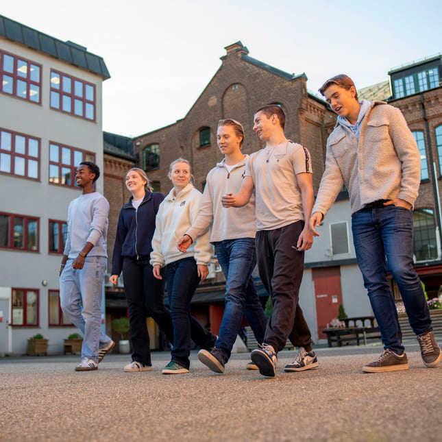 Elever går utenfor skolen ved Akademiet VGS Ypsilon