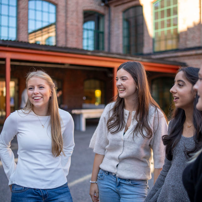 Elever står utenfor Akademiet VGS Ypsilon