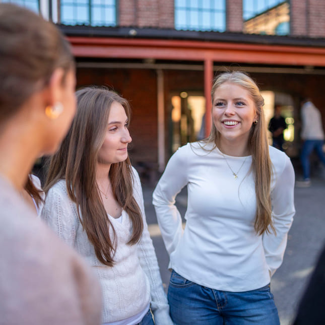 Elever står utenfor Akademiet VGS Ypsilon