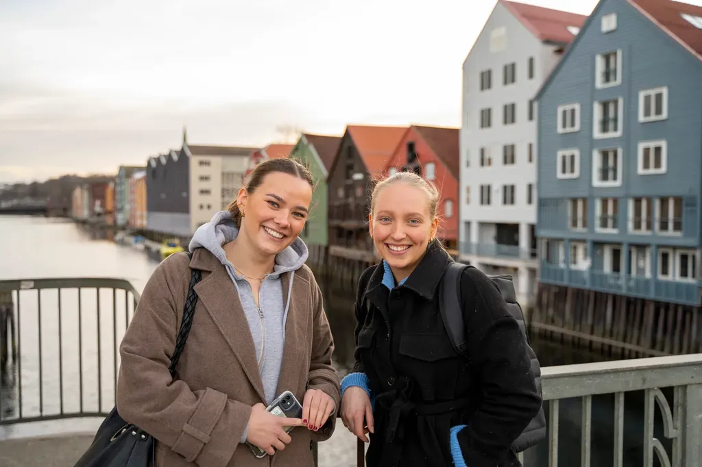 To unge kvinner i Trondheim sentrum
