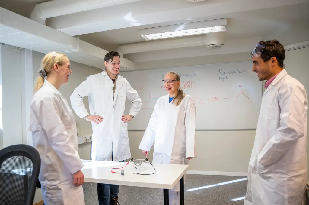 To kvinner og to menn som studerer biologi som privatister