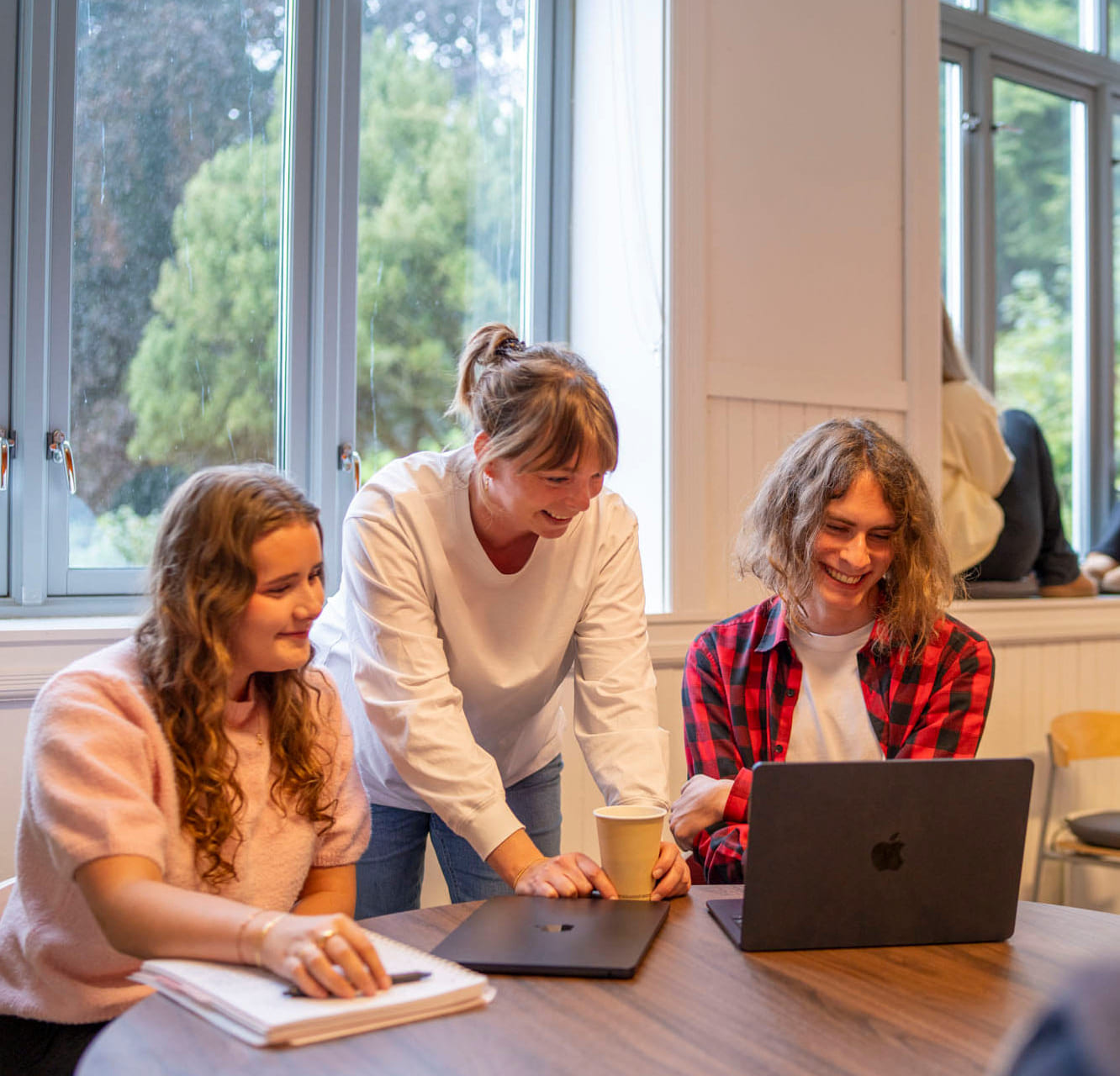 To elever og mentor snakker sammen på Akademiet VGS Ålesund
