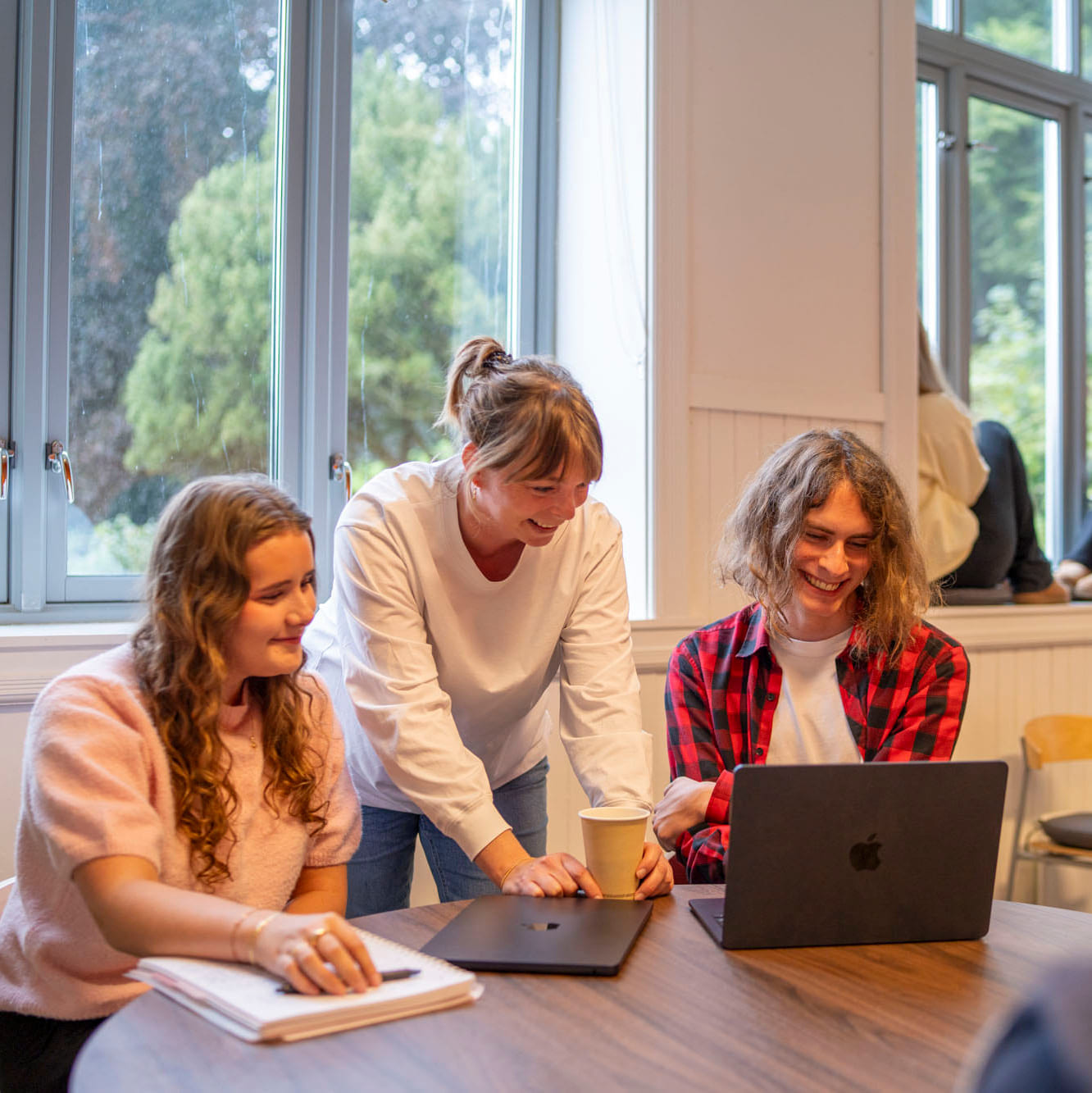To elever og mentor snakker sammen på Akademiet VGS Ålesund