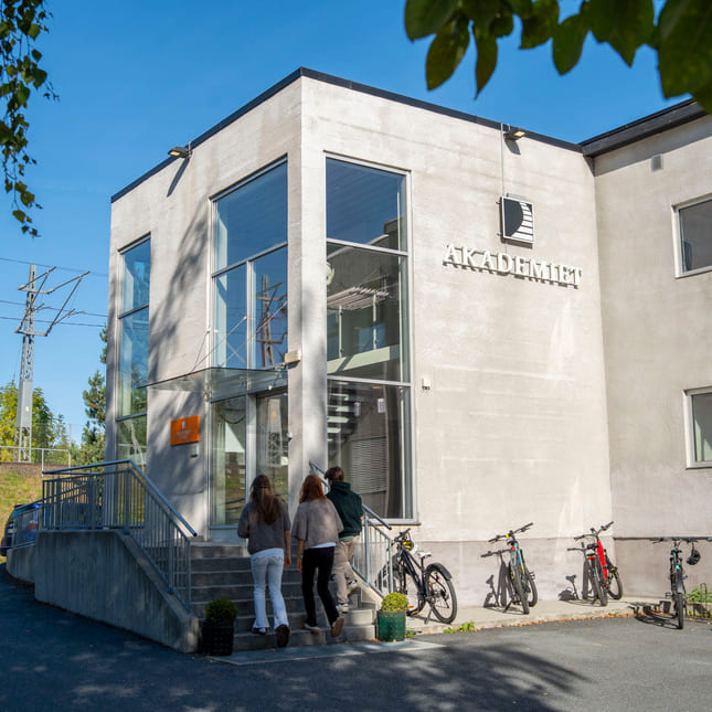 Elever går utenfor Akademiet VGS Kongsberg