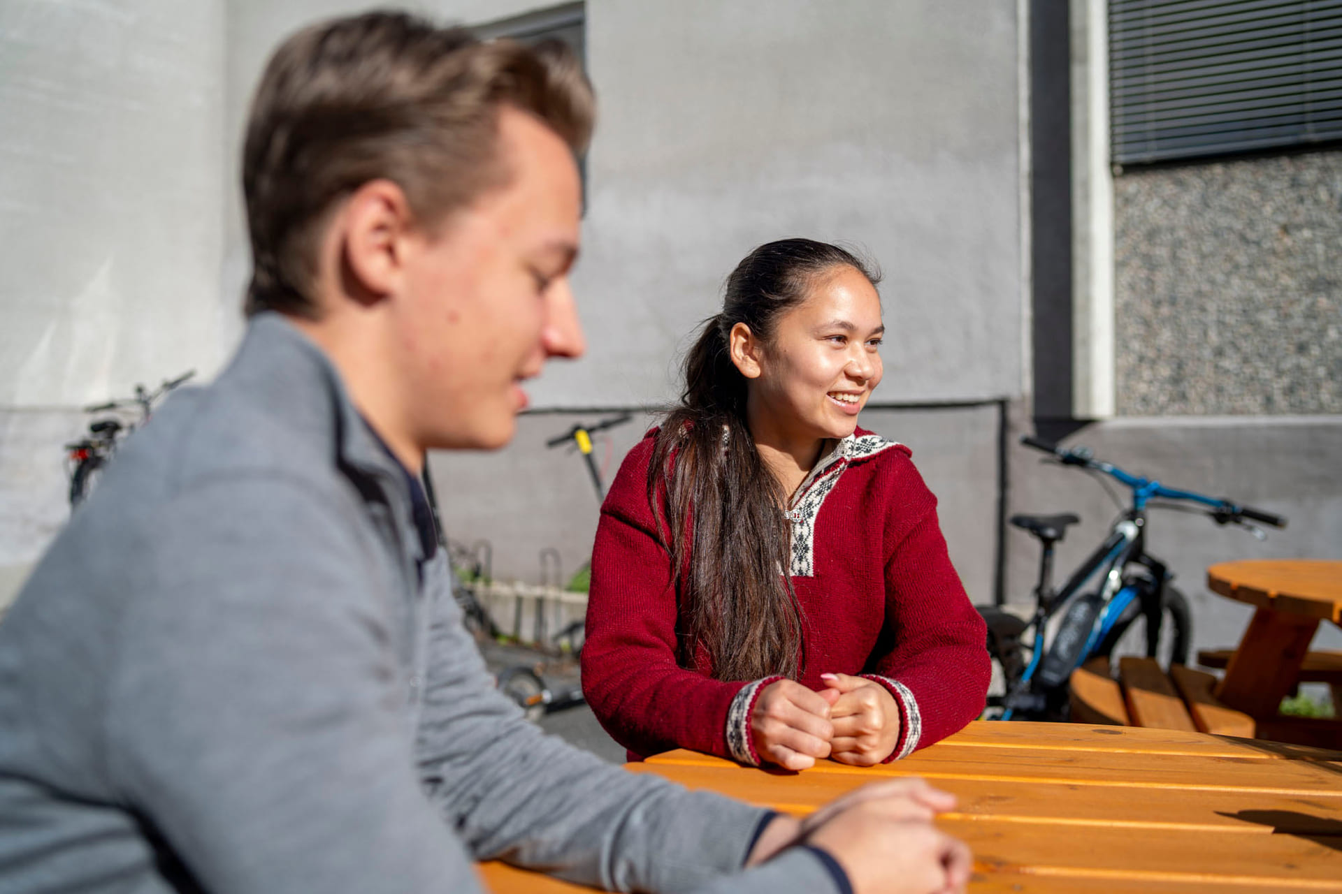 Elever sitter utenfor Akademiet VGS Kongsberg