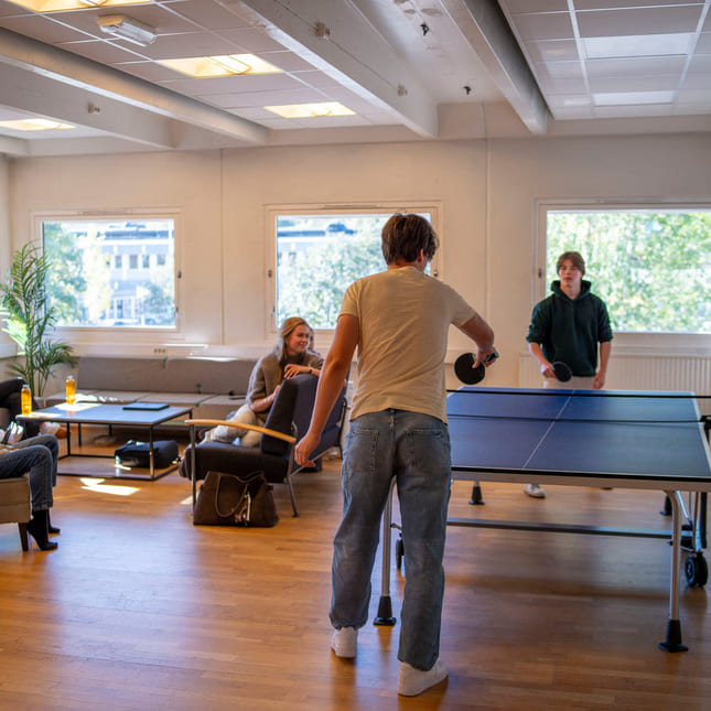 Elever spiller bordtennis på Akademiet VGS Kongsberg