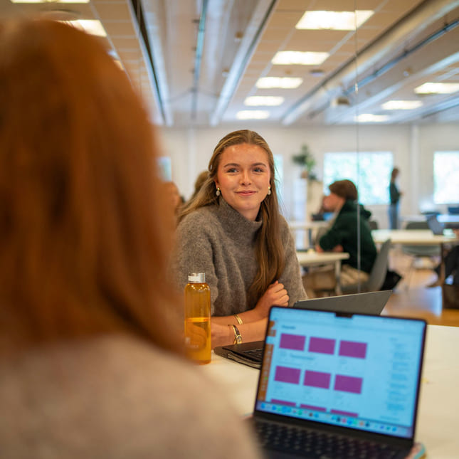 Elever jobber med skolearbeid i seminar på Akademiet VGS Kongsberg