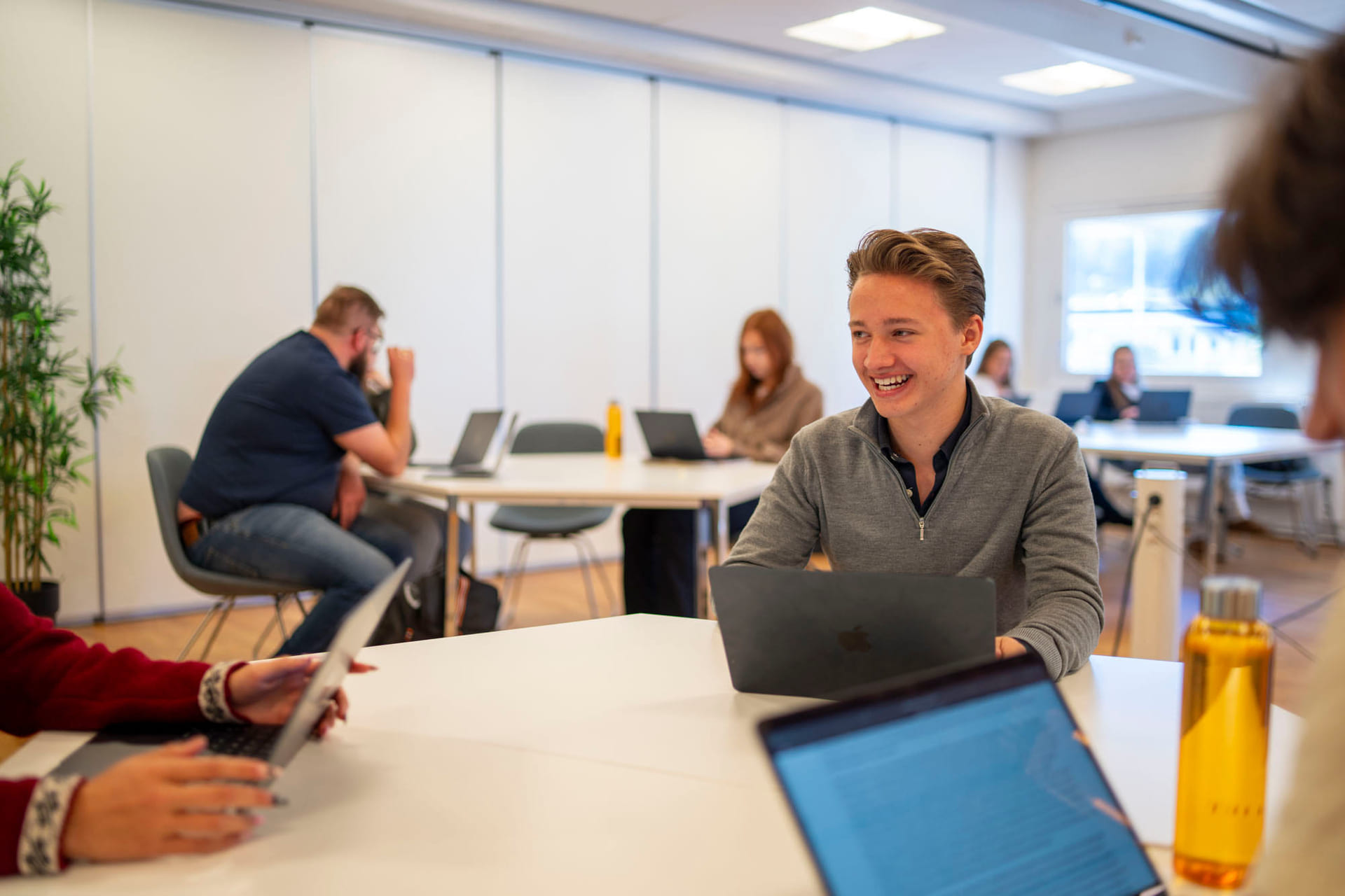Elever jobber med skolearbeid i seminar på Akademiet VGS Kongsberg