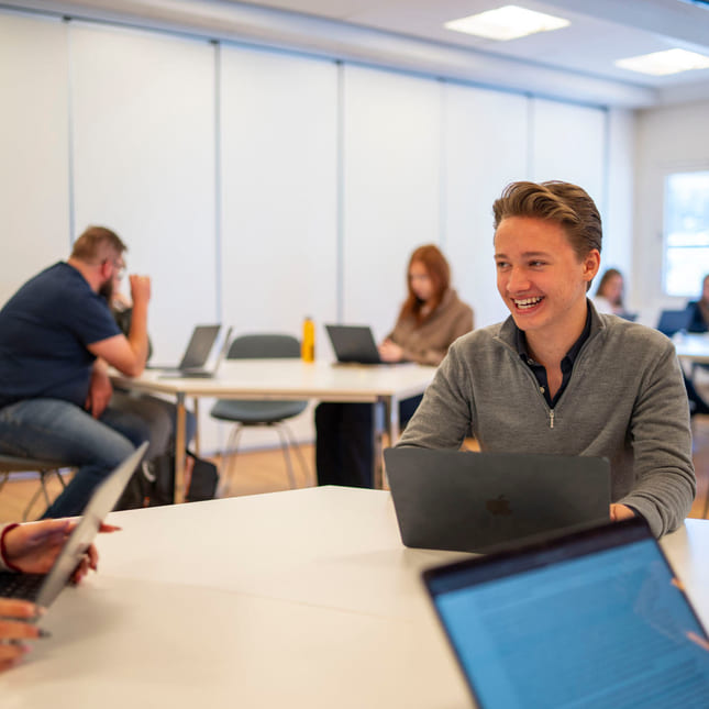 Elever jobber med skolearbeid i seminar på Akademiet VGS Kongsberg
