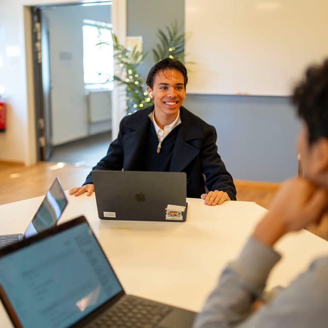Elever jobber med skolearbeid i seminar på Akademiet VGS Kongsberg