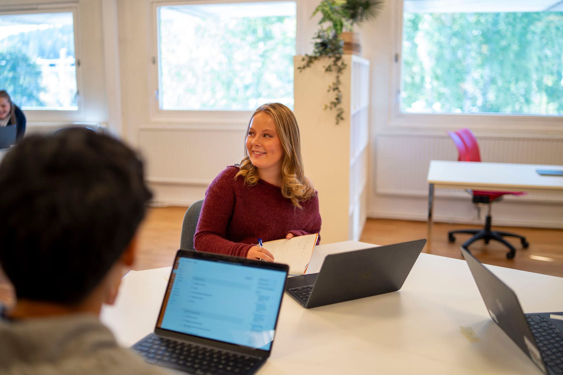 Elev jobber med skolearbeid i seminar på Akademiet VGS Kongsberg