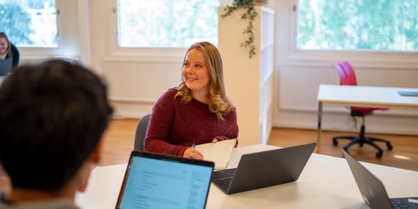 Elev jobber med skolearbeid i seminar på Akademiet VGS Kongsberg