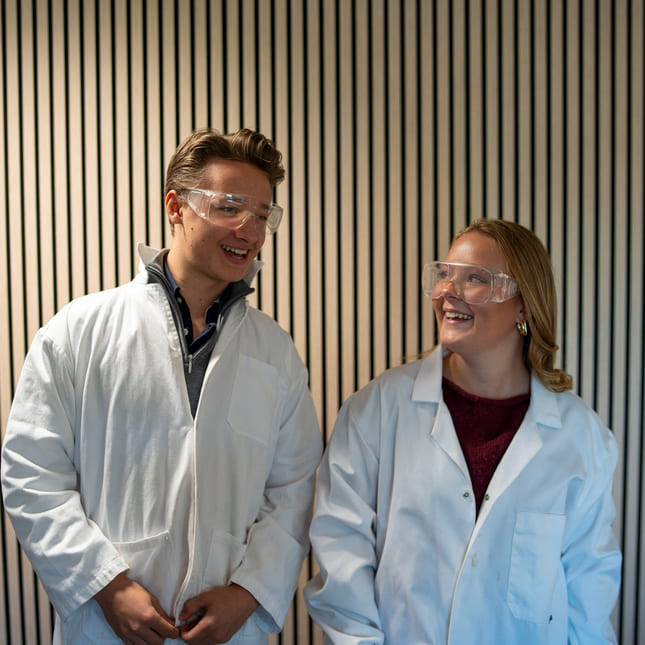 Elev i realfagsfrakk på Akademiet VGS Kongsberg