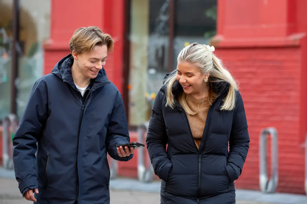 To elever går utenfor Akademiet VGS Bergen