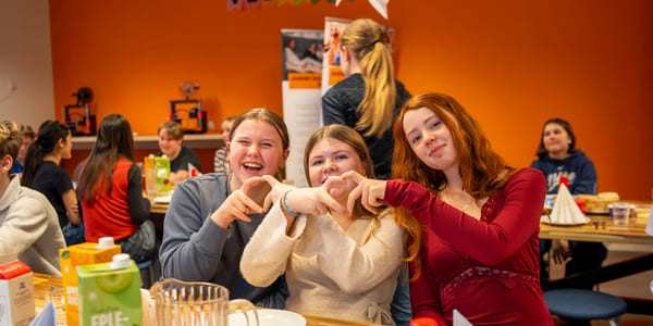 Elever poserer på Akademiet Realfagsungdomsskole Ålesund