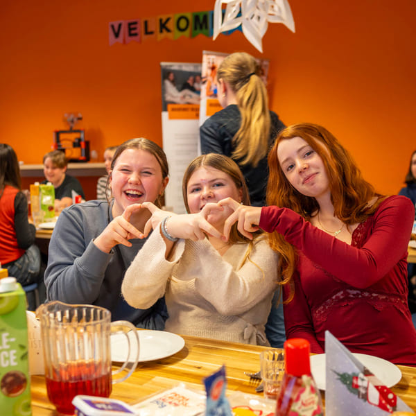 Elever poserer på Akademiet Realfagsungdomsskole Ålesund