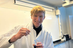Benjamin på laben på Akademiet Drammen