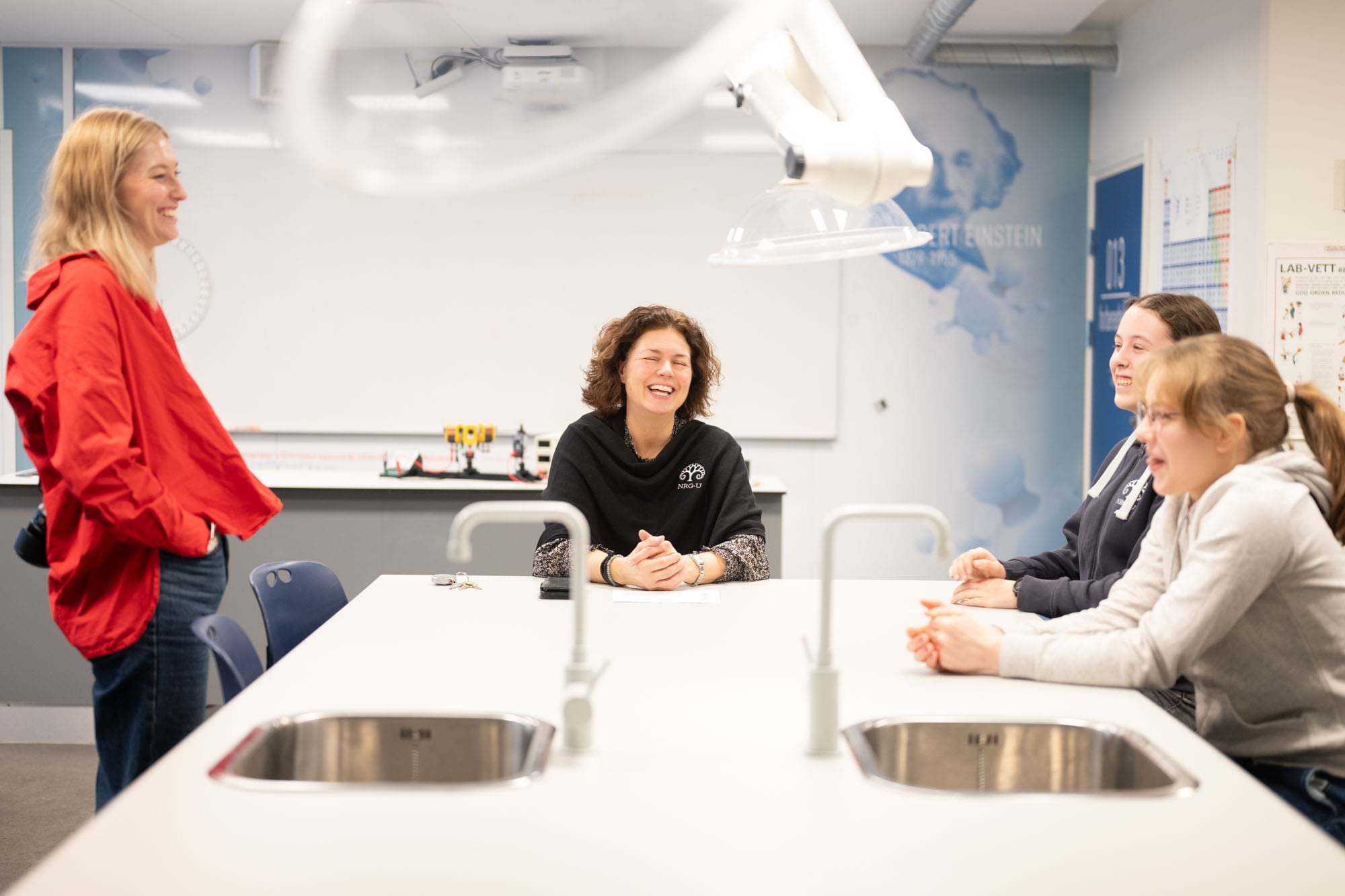 Elever på NRG-U jobber p lab med varmekamera