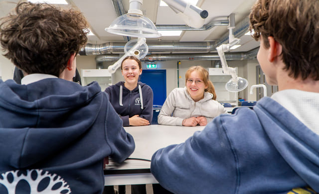 Elevgruppe jobber på laboratoriet