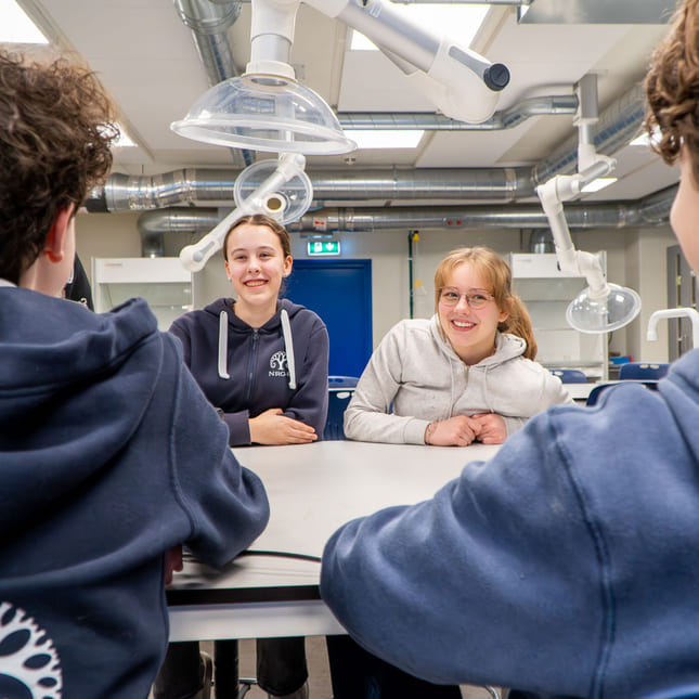 Elevgruppe jobber på laboratoriet