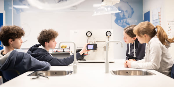 Elever på NRG-U jobber p lab med varmekamera