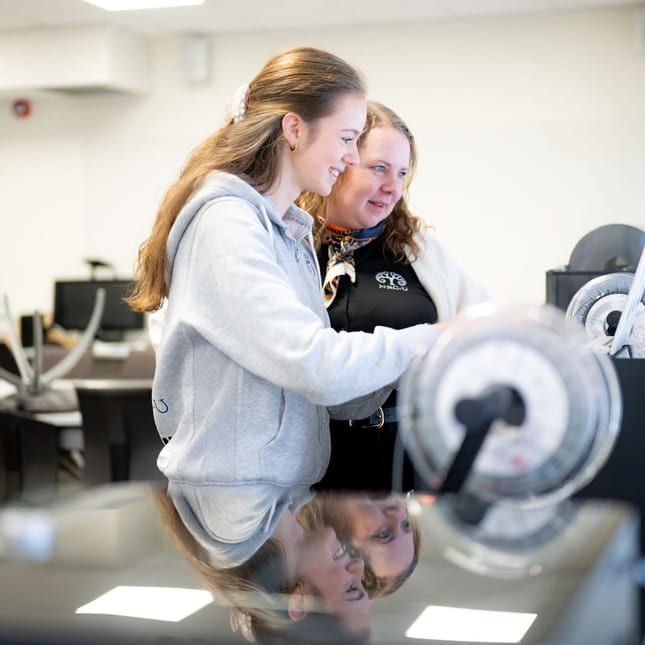 Elev og lærer jobber med 3D-printer på NRG-U