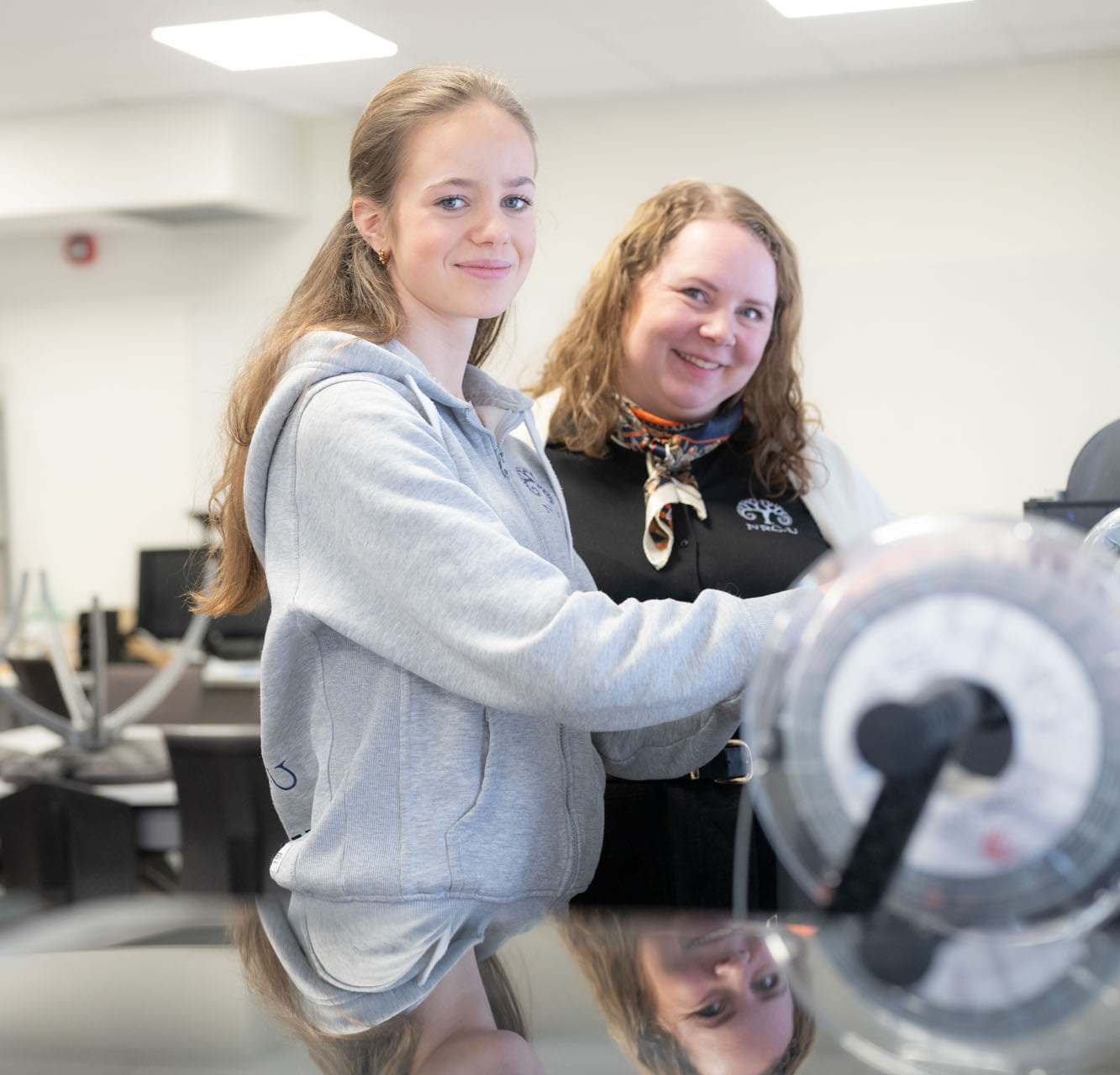 Elev og lærer jobber med 3D-printer på NRG-U
