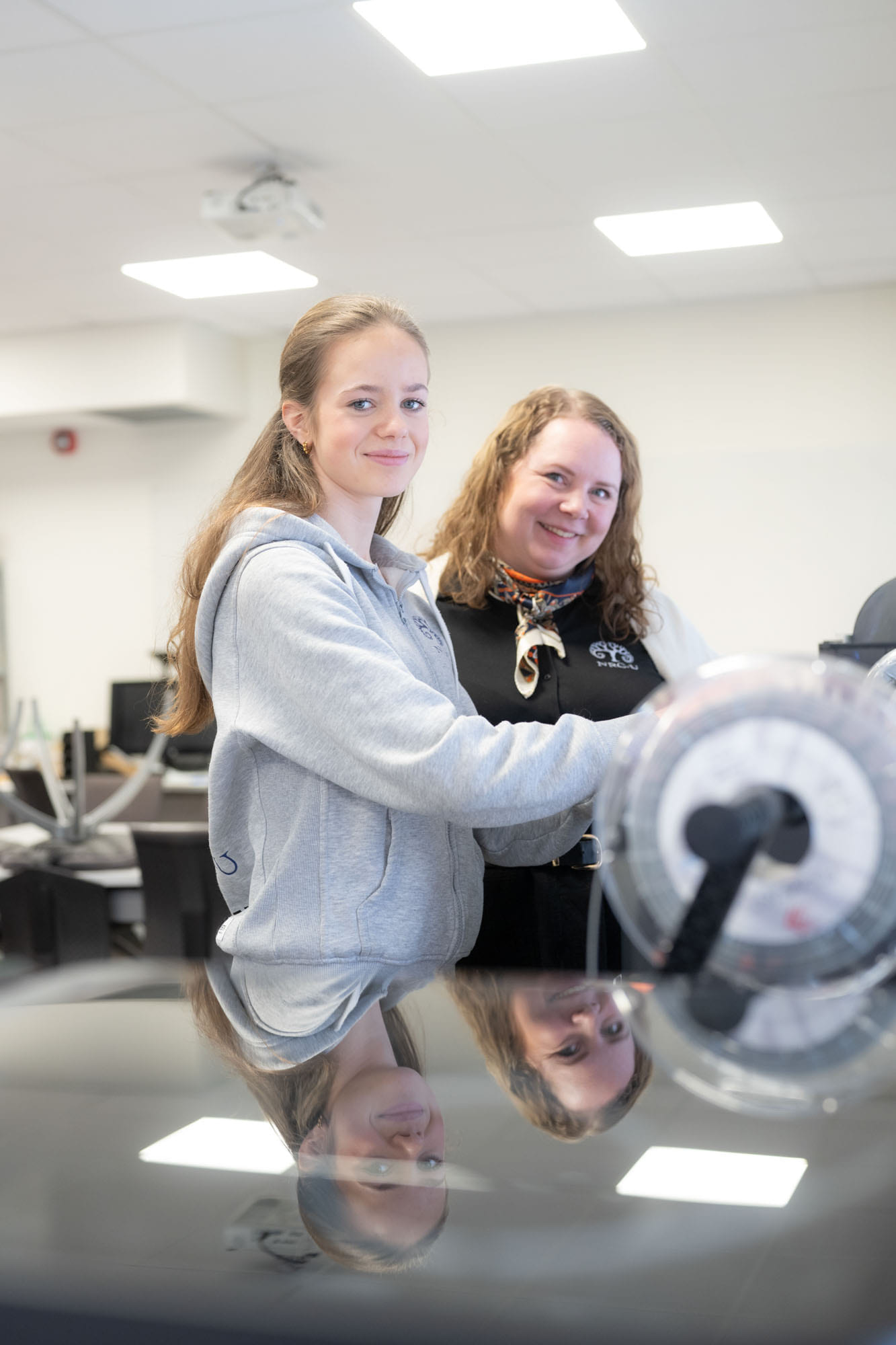 Elev og lærer jobber med 3D-printer på NRG-U