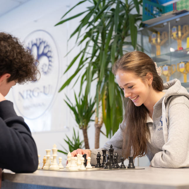 To elever spiller sjakk