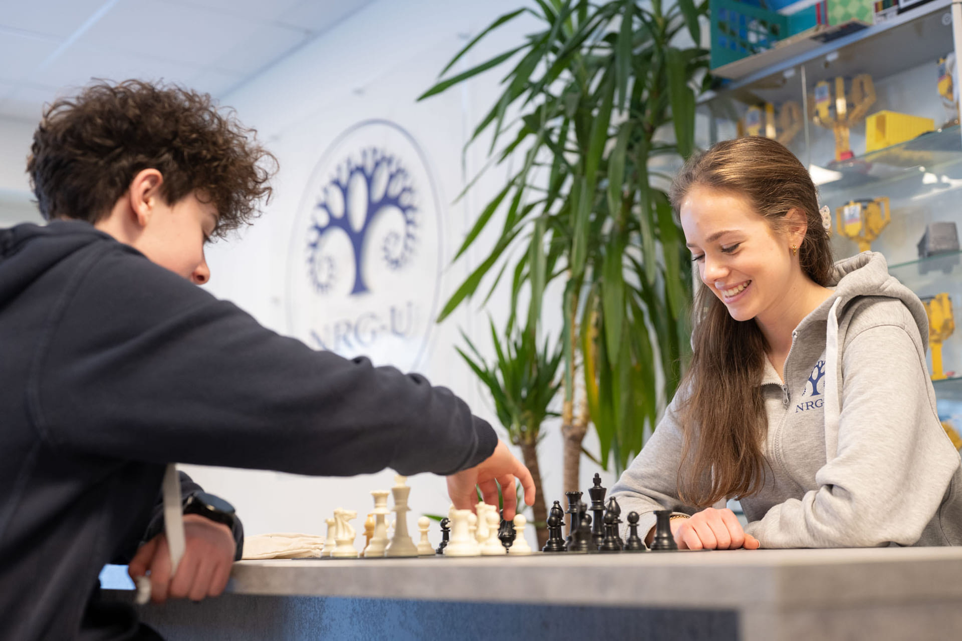 To elever spiller sjakk