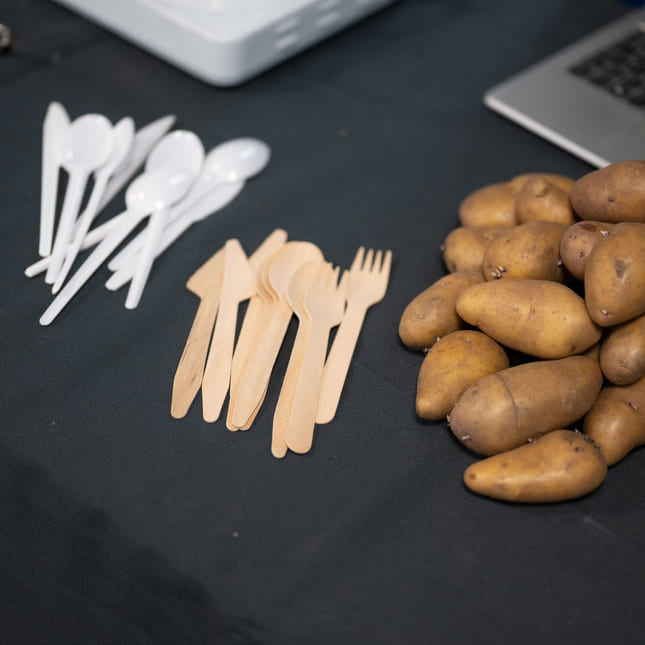 Poteter og utstyr på stand på NRG-U